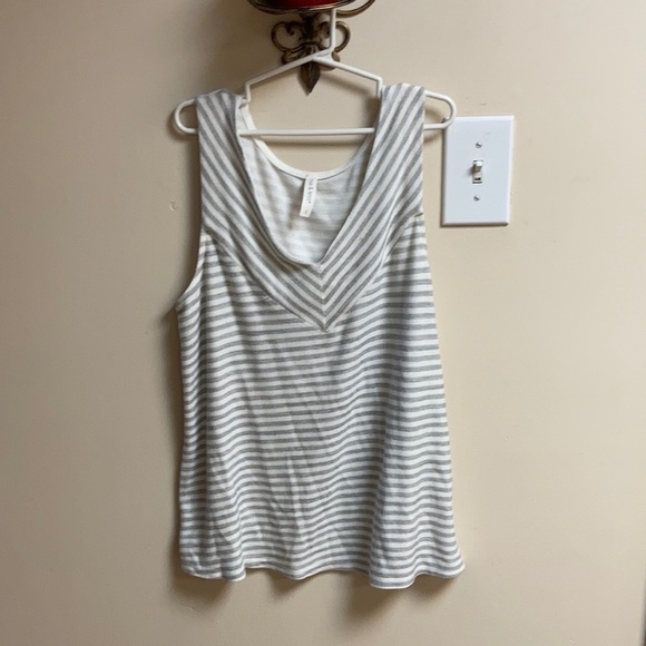 Women’s V-neck sleeveless top - Picture 1 of 1